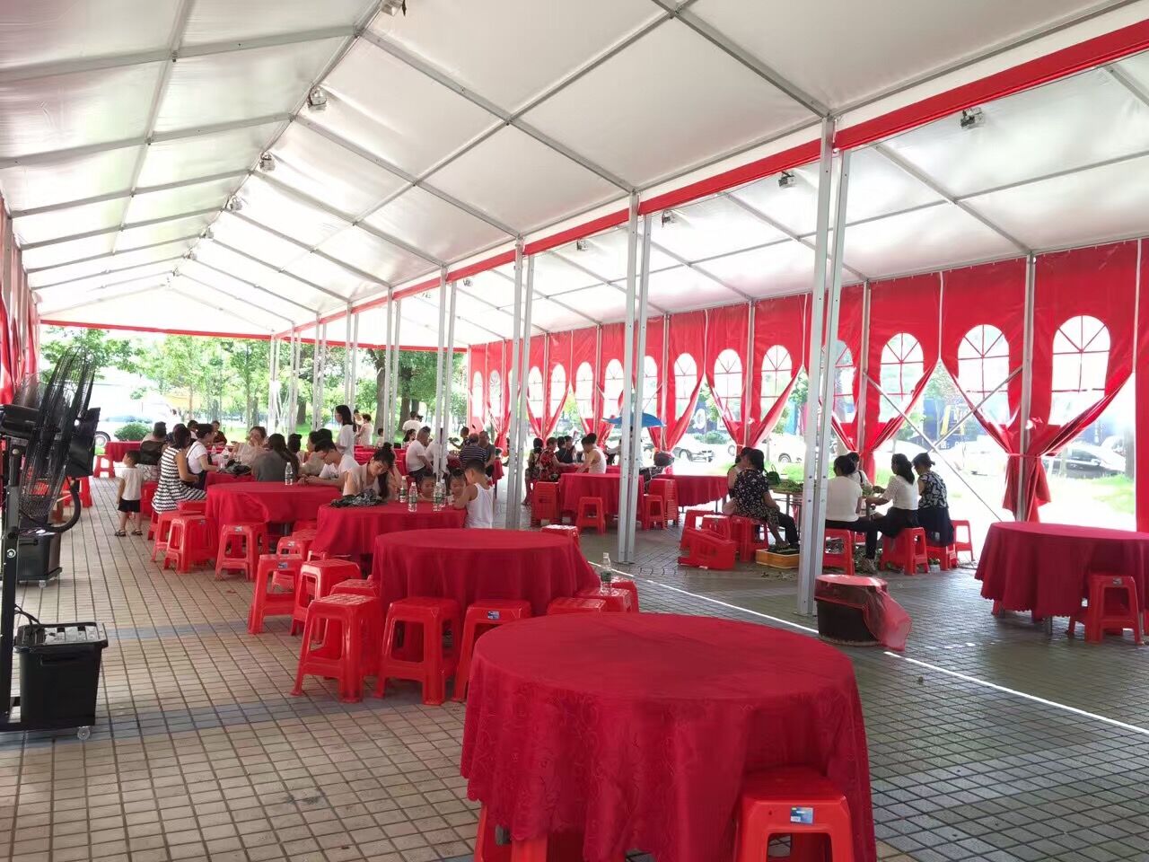 如何選擇高質(zhì)量的戶外婚慶篷房？